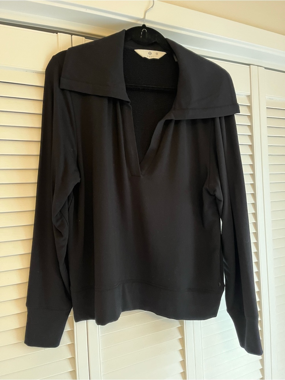 Black Long-Sleeve V-Neck Sweatshirt with Wide Fold Collar